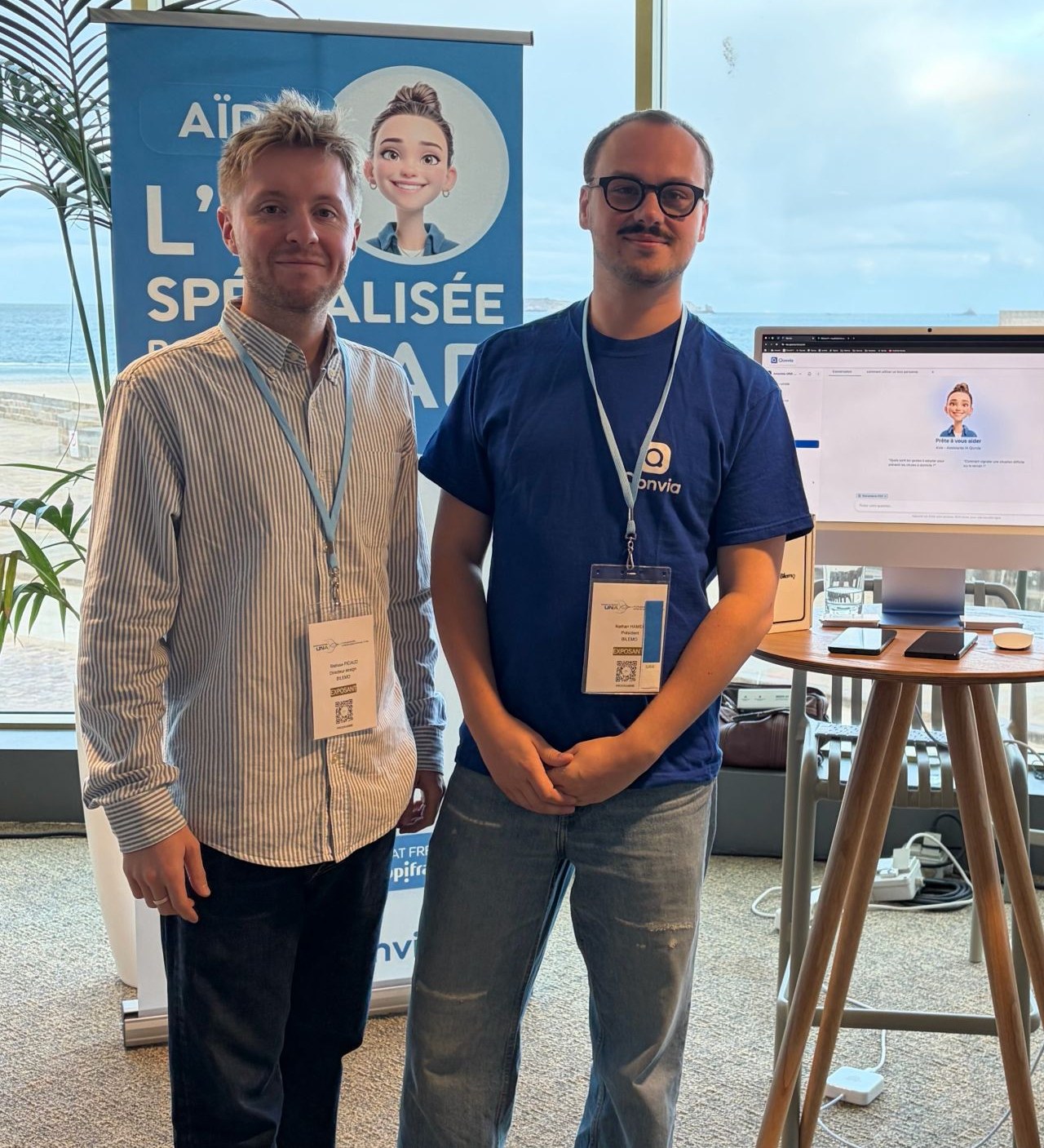 Nathan et Matthieu devant le stand Aïda